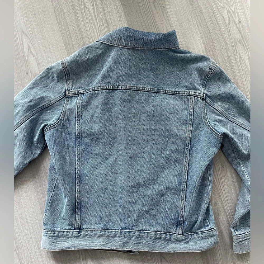 H&M Classic Light Wash Denim Jean Jacket - Picture 2 of 10